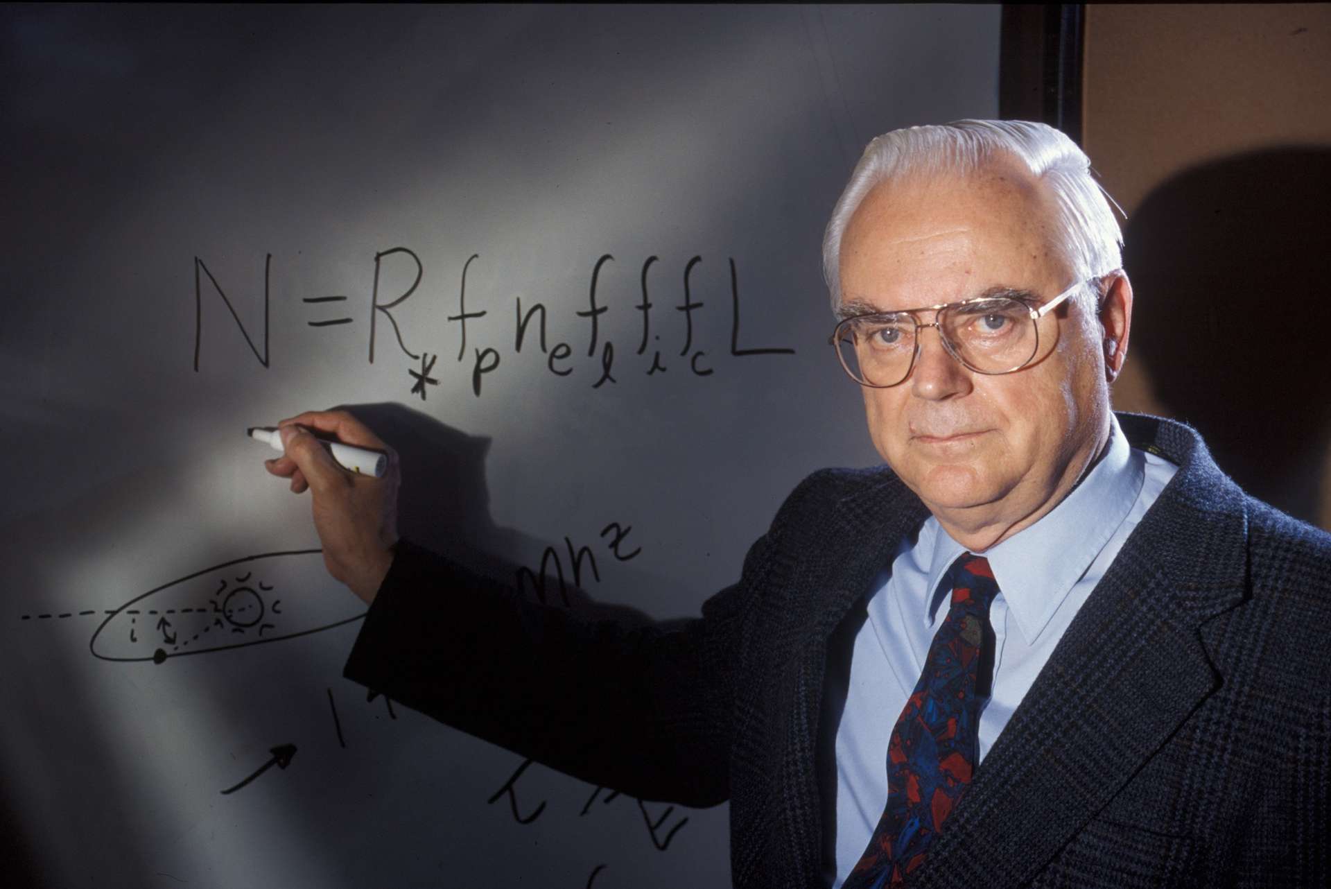 Frank Drake montrant son équation. © Seti Institute